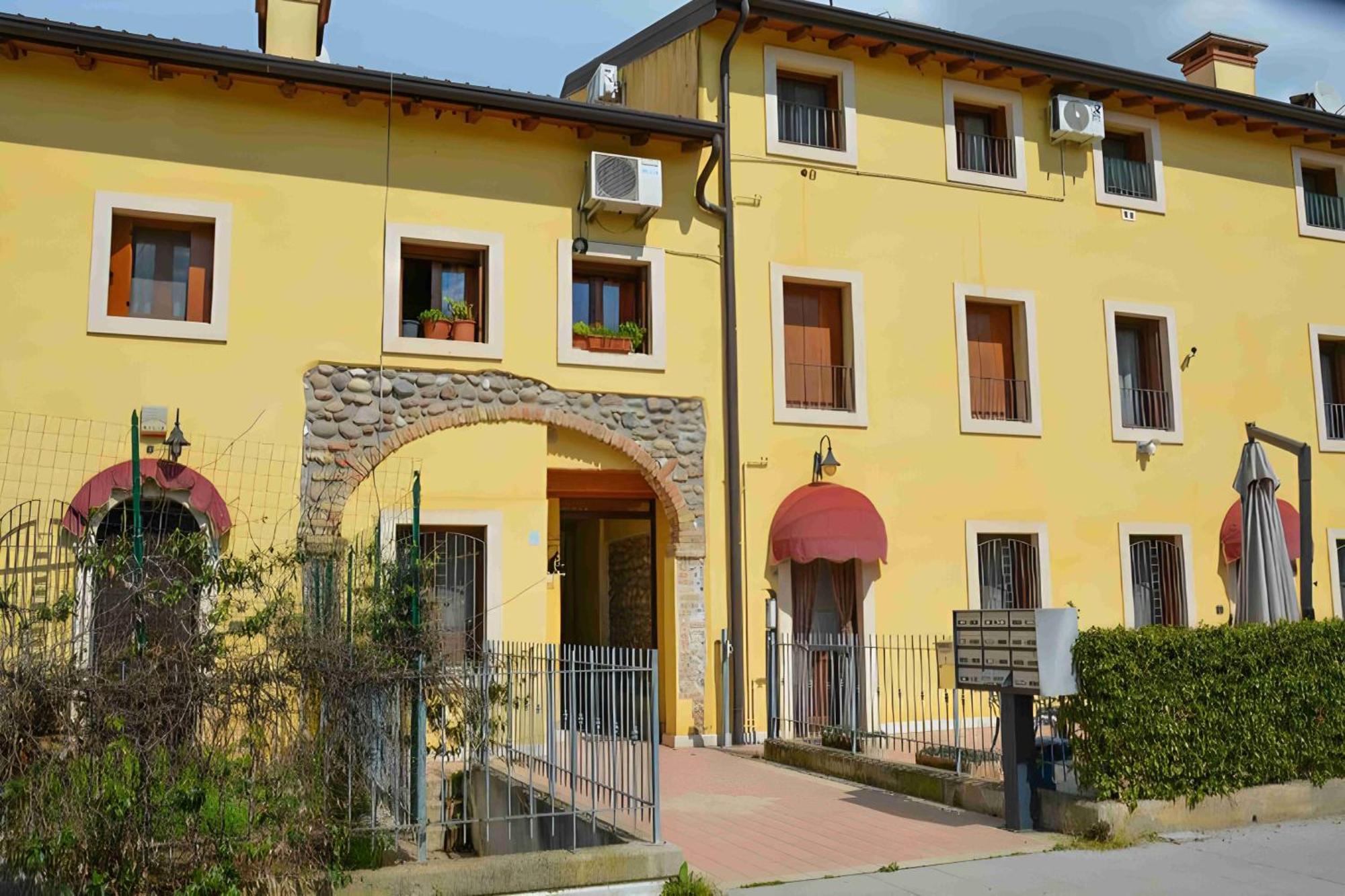 Апартаменты Casa Vacanze Raggio Di Sole Валеджо-суль-Минчо Экстерьер фото